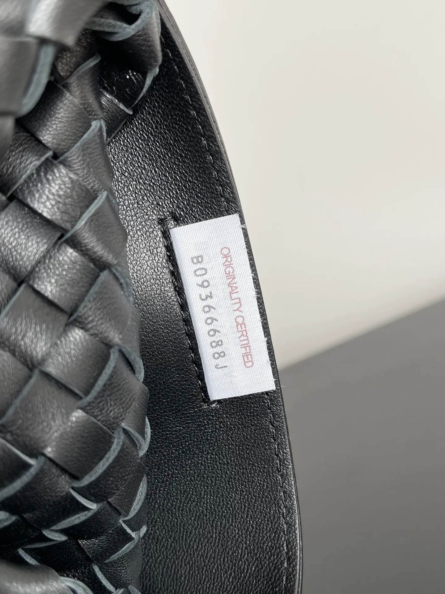 Batch 2860 Classic returns... (large size 51cm) • Cabat, born in 2001, is one of the most iconic styles of the Bottega Veneta workshop. The whole bag is made of top-grade imported lambskin. There is no exposed logo on the whole bag, but with the classic wide woven elements, you can tell who it belongs to at a glance! Can be carried on one shoulder, very practical! Style number: 608811 Size: 51*18*28